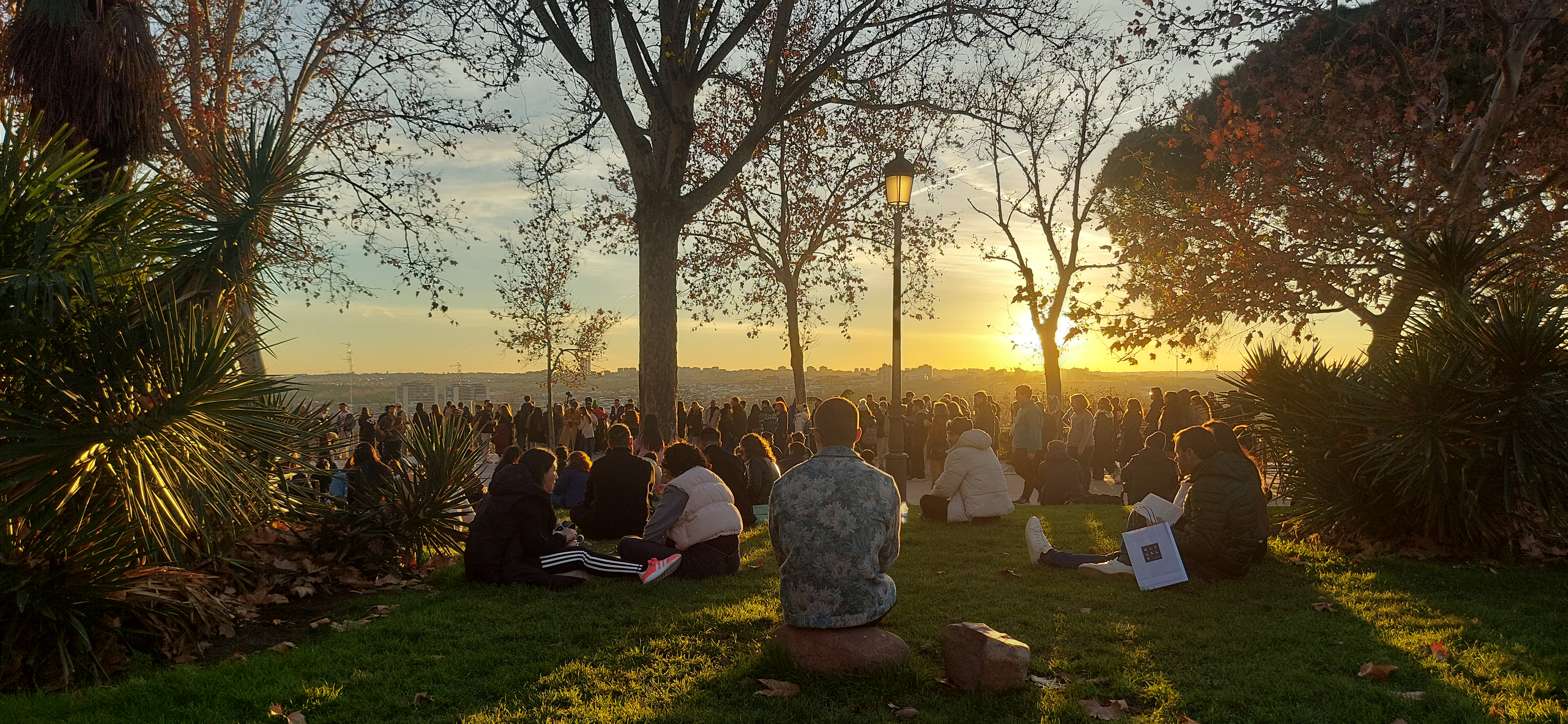 Jóvenes observan la puesta de Sol desde el Templo de Devod en Madrid Jóvenes observan la puesta de Sol desde el Templo de Devod en Madrid