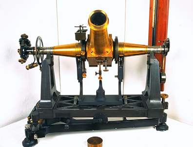 Anteojo de pasos. Este instrumento fue adquirido en 1900 para la determinación de la latitud y de la hora en las estaciones de Plasencia y Burgos y utilizado para la observación del eclipse del 28 de mayo de dicho año | OAN. Anteojo de pasos. Este instrumento fue adquirido en 1900 para la determinación de la latitud y de la hora en las estaciones de Plasencia y Burgos y utilizado para la observación del eclipse del 28 de mayo de dicho año | OAN.
