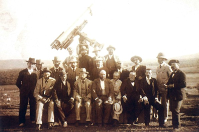 Astrónomos del Observatorio Astronómico Nacional junto a otros de una Comisión irlandesa en el alto de El Berrocalillo (Plasencia), para observar el eclipse del 28 de mayo de 1900. Astrónomos del Observatorio Astronómico Nacional junto a otros de una Comisión irlandesa en el alto de El Berrocalillo (Plasencia), para observar el eclipse del 28 de mayo de 1900.